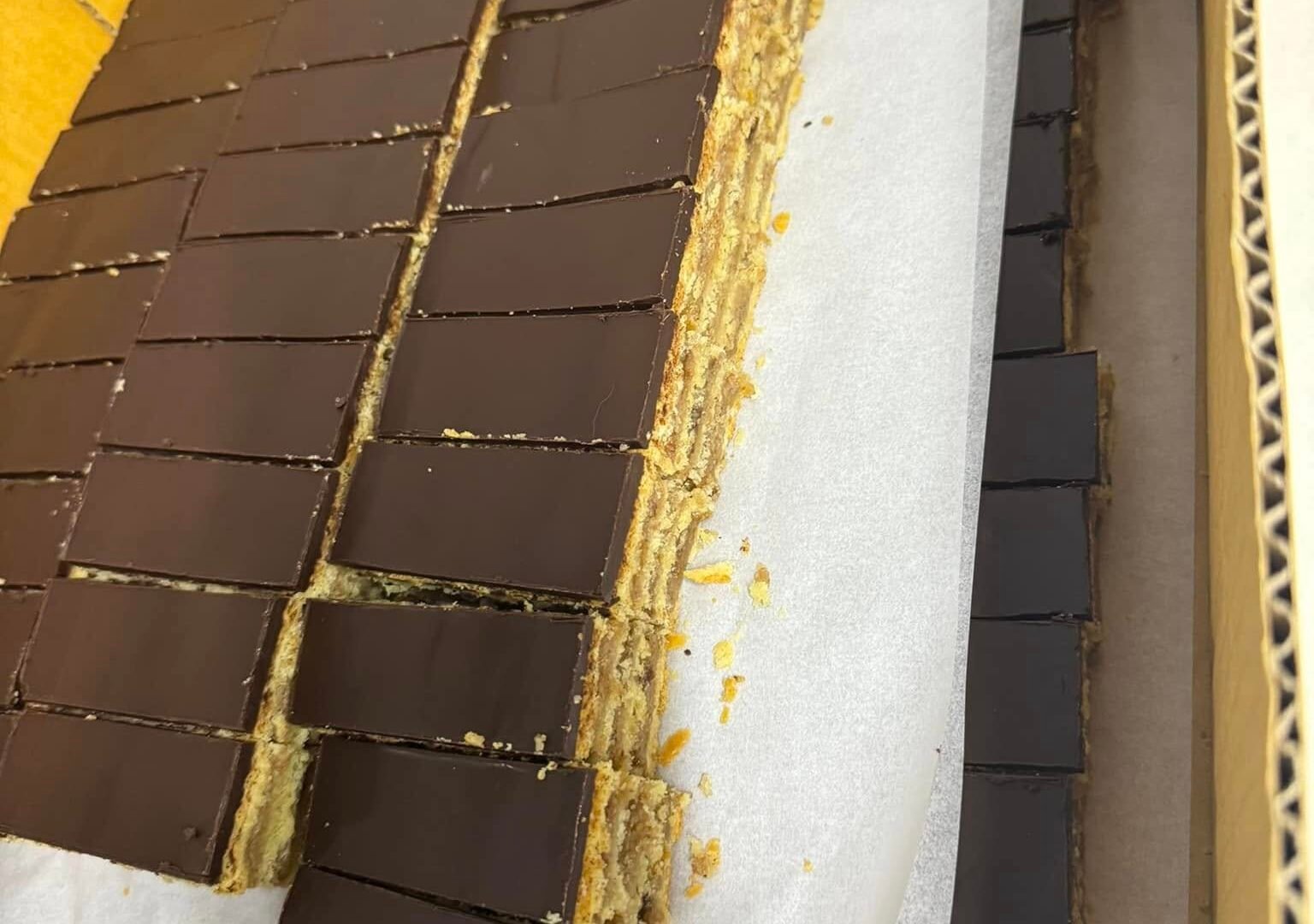 ðŸ‡ðŸ‡º Csokoládés Réteges Sütemény – Chocolate Layer Cake Bars with Crunchy Biscuit Base 488537225_1215630360410568_6560539824592902242_n