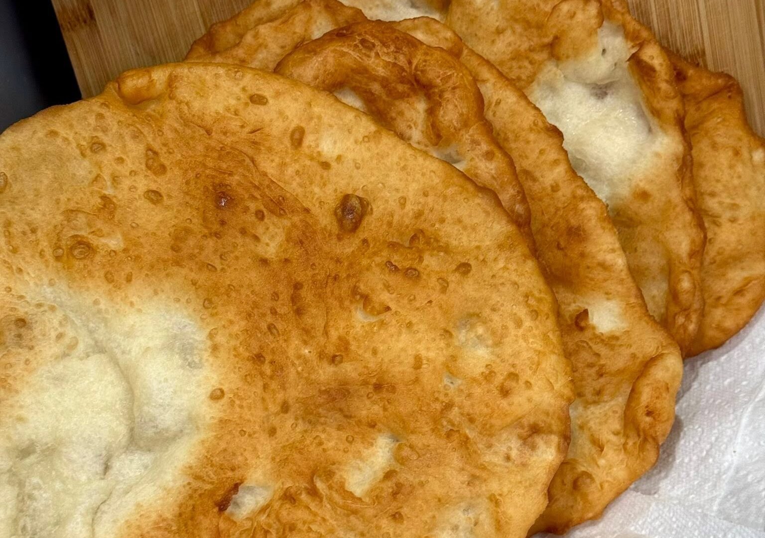 Hungarian Lángos Recipe – Traditional Hungarian Fried Bread 633721075_1486799196627015_7956060286294974937_n